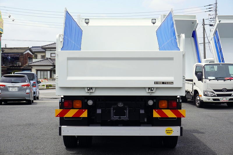 （未使用）　ファイター　増トン　「ベッド付き」　土砂ダンプ　新明和製　一方開　積載７５００ｋｇ　電動コボレーン　船底型　鳥居シートデッキ＆ラダー　ＥＴＣ　メッキパーツ　ＨＩＤヘッドライト　坂道発進補助　６速ＭＴ！車検「Ｒ５年９月まで！」2